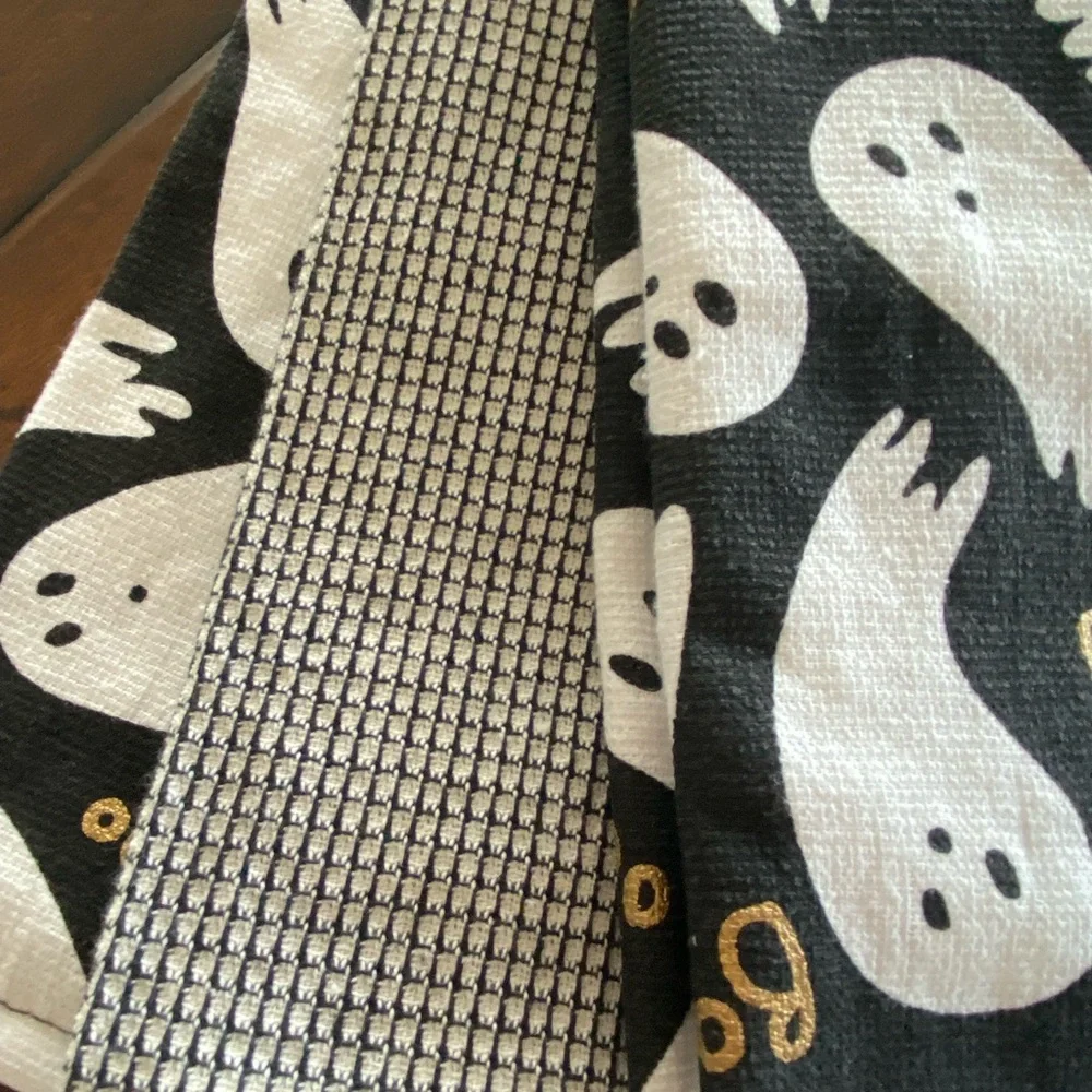 Tahari Halloween BOO Ghosts Black and White Kitchen Towels bundle - (2) sets